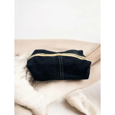 Neceser ecológico de tela reciclada hecho a mano en España con cremallera